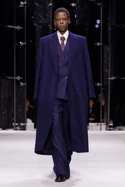 Look 16